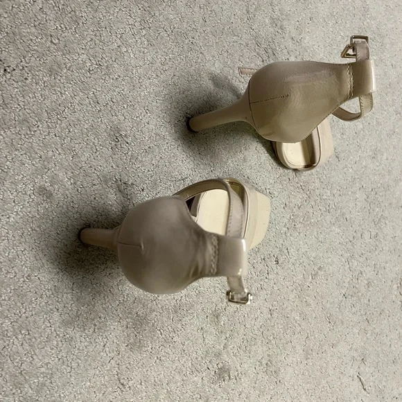 Vince Comuto! Like New!! Natural color/ patent leather sandals. 7.5 Worn twice. - Picture 4 of 8